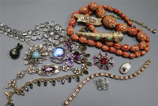 A quantity of assorted costume jewellery.